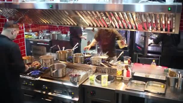 Cozinheiros Cozinha Chef Fritando Carne Panela Restaurante — Vídeo de Stock
