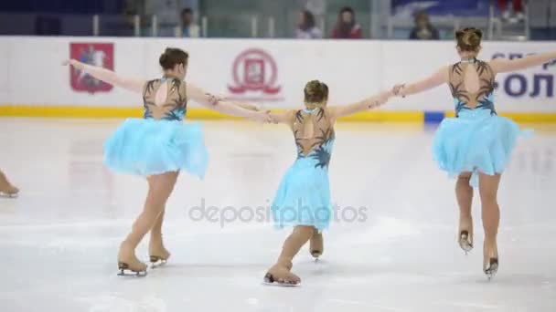 莫斯科 2015年4月26日 女孩在蓝色礼服滑冰在同步的花样滑冰奥林匹克体育复合体滑冰杯子以参与 Moscomsport — 图库视频影像