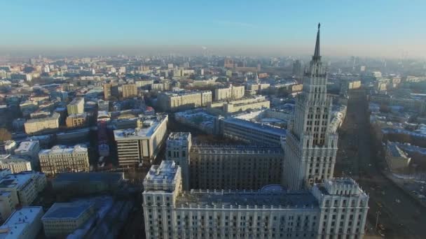 Stadsbild Med Gatutrafik Nära Skyskrapa Solig Vinterdag Moskva City Flygfoto — Stockvideo