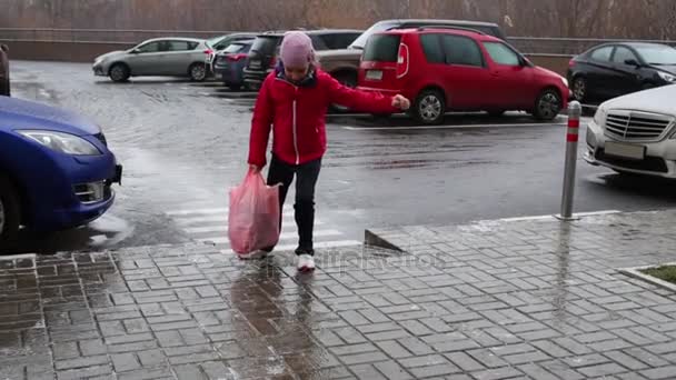 Fille Avec Paquet Est Sur Trottoir Glacé Automne — Video