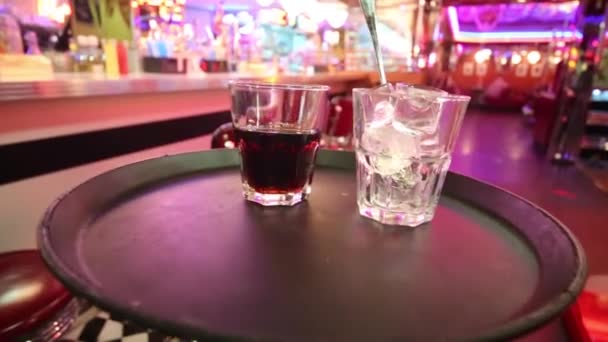 Hand Waiter Carrying Tray Glass Beverage Glass Ice — Stock Video