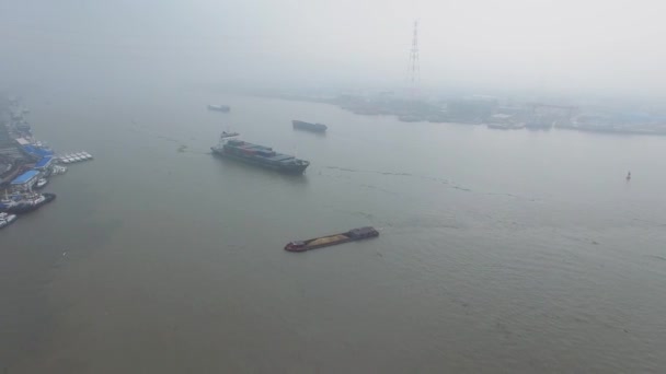 2015 Hanghan 川船と秋の曇りの日に海岸に張華浜コンテナ ターミナル 航空写真ビュー — ストック動画