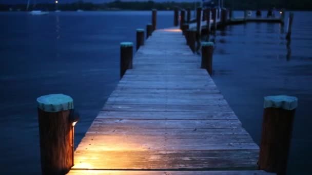 Drewnianych Słupach Molo Nad Jeziorem Marszczyć Wodzie Nocą — Wideo stockowe