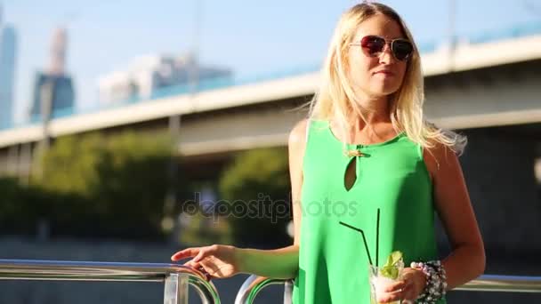 Blondynka Okularach Zieloną Sukienkę Koktajl Ręku Stojąc Przy Poręczy Żaglowca — Wideo stockowe