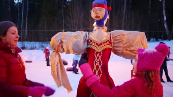 Lechischevo Rusia Feb 2015 Mujer Niña Bailan Junto Títere Paja — Vídeos de Stock