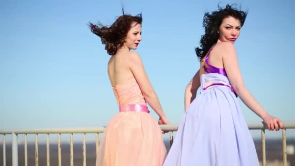 Küpeşte Çatı Onların Elbiseleri Sallayarak Rüzgar Yönü Ayakta Işık Içinde — Stok video