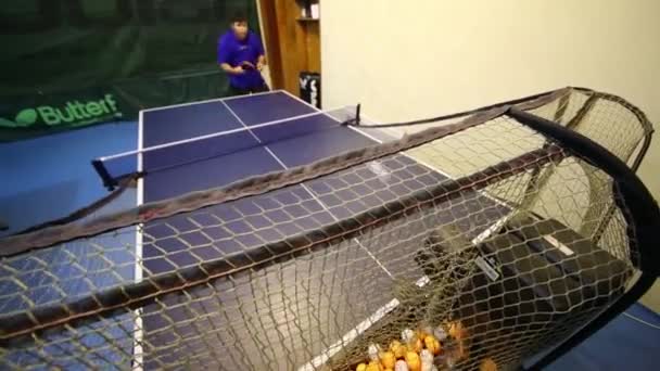 Mosca Russia Aprile 2015 Uomo Che Pratica Tennis Con Robot — Video Stock