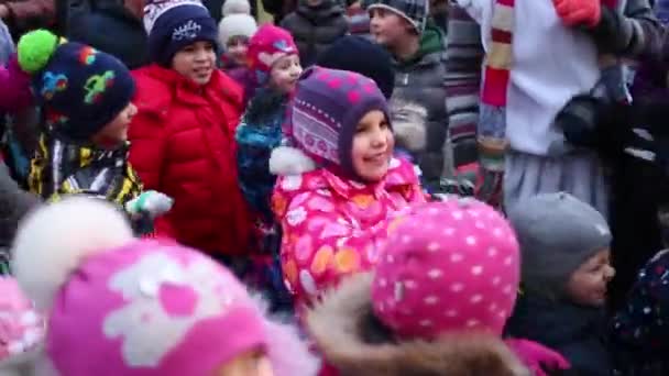 Moscú Diciembre 2014 Los Niños Fingen Que Hicieron Bolas Nieve — Vídeos de Stock