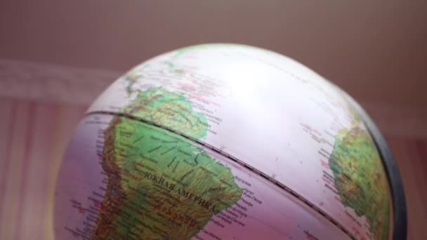 Nahaufnahme Des Globus Mit Geringer Schärfentiefe Text Südamerika — Stockvideo