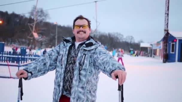 Homme skieur pose à l'hiver sur la piste — Video