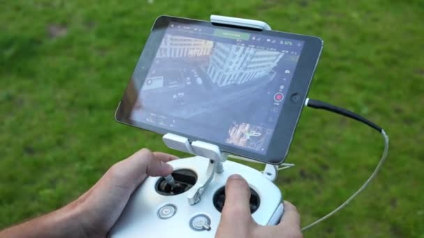 Quadrocopters Control Remoto Con Tableta Las Manos Del Hombre Cerca — Vídeo de stock