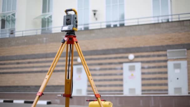 Totalstation Auf Dem Gehweg Vor Einem Wohnhaus — Stockvideo