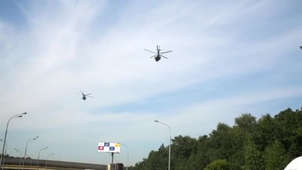 Moskou Rusland Aug 2014 Twee Helikopters Boven Leningradskoje Snelweg Achter — Stockvideo