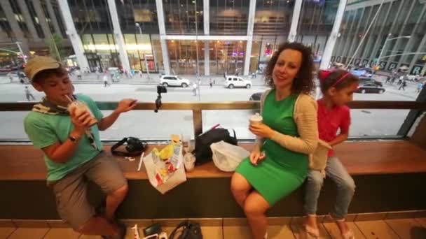 Nyc Usa Aug 2014 Tre Med Modell Releaser Har Frukost — Stockvideo