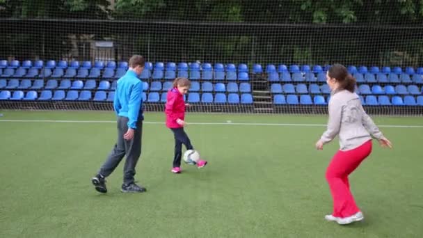 モスクワ ロシア連邦 2015 屋外スタジアムでボールで遊ぶ 人の子供を持つ母 — ストック動画