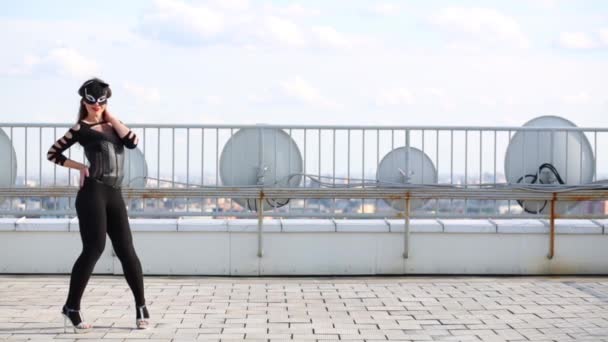 Piękna Kobieta Kot Czarny Kostium Stawia Dachu Wietrzny Dzień — Wideo stockowe