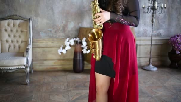 Heupen Van Meisje Rok Saxofoon Retro Kamer Spelen — Stockvideo