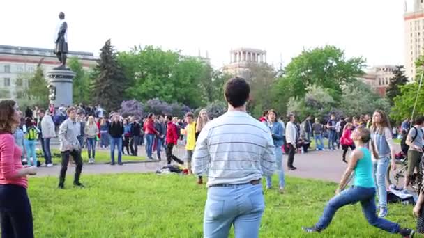 莫斯科 俄罗斯 2015年5月23日 在庆祝物理日期间 在莫斯科州立大学大楼旁的街道上打排球的年轻人 — 图库视频影像
