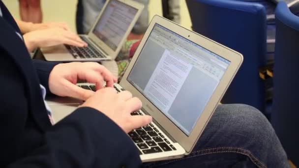 两个人的手在会议上打字的笔记本电脑 — 图库视频影像