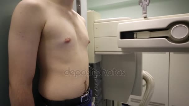 Radiografia Klatki Piersiowej Młodego Człowieka Nowoczesnej Kliniki — Wideo stockowe