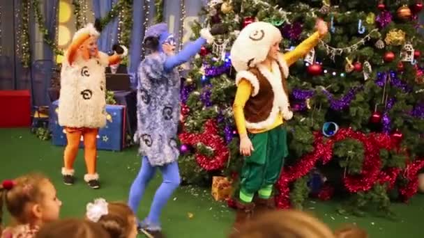 莫斯科 2014年12月18日 小孩子和动画师遇见雪处女和父亲霜在马戏 Akvamarin — 图库视频影像