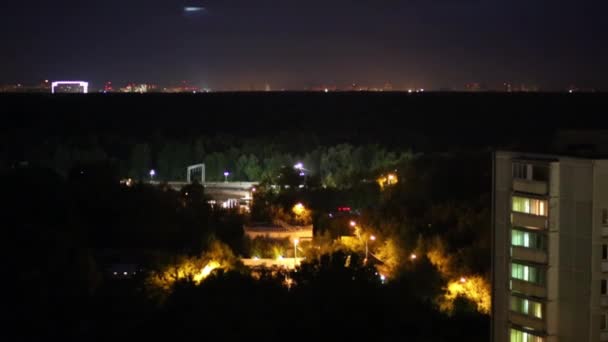 Tierra Iluminada Edificios Entre Los Árboles Oscuridad — Vídeo de stock