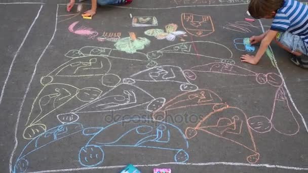 无法辨认的男孩和女孩用粉笔在沥青上画汽车 克里斯汀 费奥多 — 图库视频影像