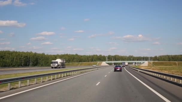 Carros Movem Estrada Sob Ponte Transporte Verão — Vídeo de Stock