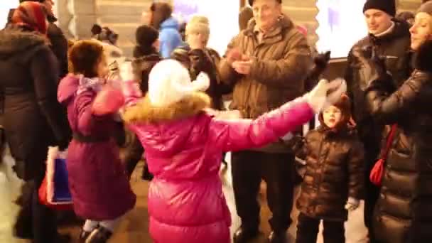 年次クリスマス フェアのガム 赤の広場 つ立っていると モデルのリリース つの踊る人々 の群衆の間でモスクワ 2015 人の女の子のダンス — ストック動画