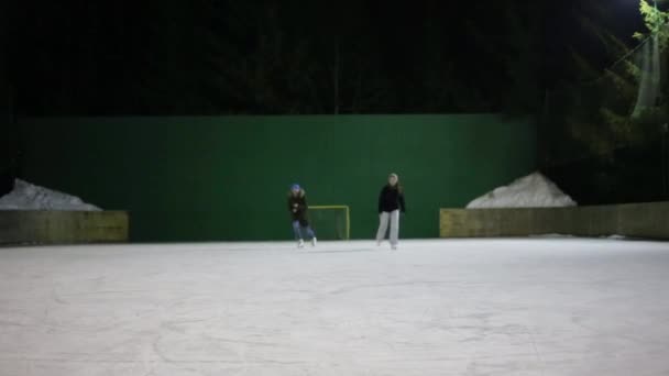 Dos Chicas Adolescentes Amigos Patinar Pista Hielo Frenar Noche Invierno — Vídeos de Stock