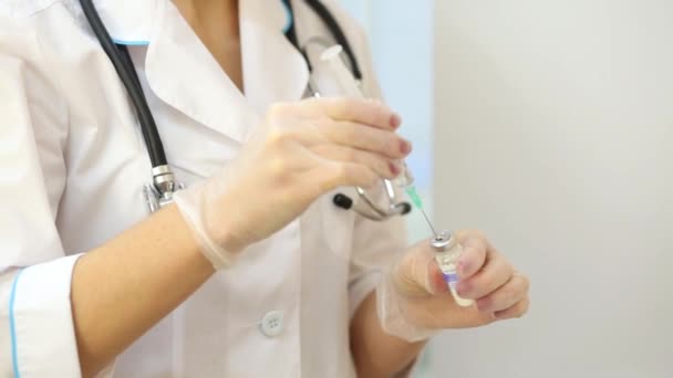 Medico Femminile Inietta Liquido Dalla Siringa Nella Fiala Con Polvere — Video Stock