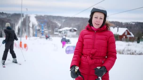 Mulher Poses Vermelhas Pessoas Irreconhecíveis Com Snowboards Estância Esqui — Vídeo de Stock