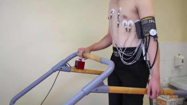 Paciente Realiza Electrocardiograma Durante Prueba Esfuerzo — Vídeos de Stock