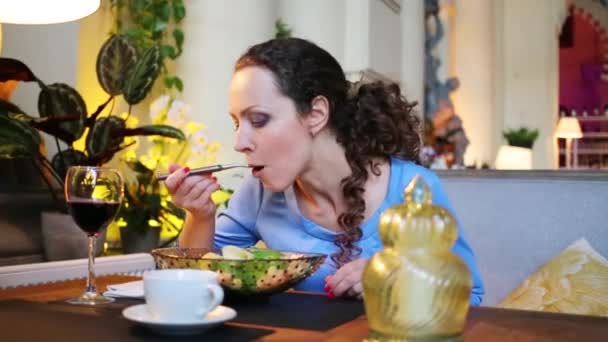 Jolie Femme Bouclée Bleu Mange Salade Restaurant — Video