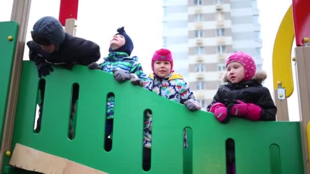 Moscú Diciembre 2014 Niños Pequeños Colina Colores Patio Recreo Complejo — Vídeo de stock