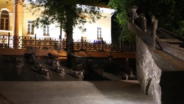 肖洛霍夫纪念碑对人在小船在基座和马头在莫斯科在晚上 — 图库视频影像