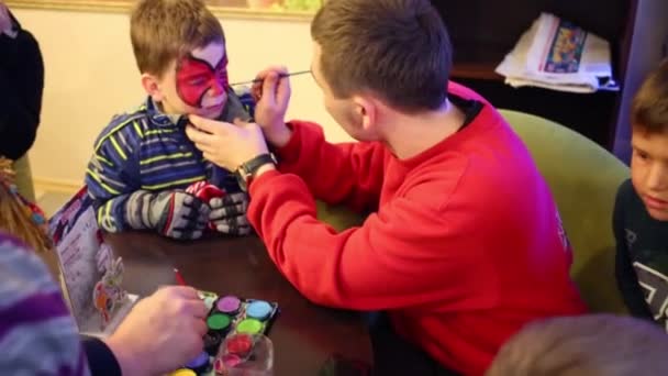 Lechischevo Russia Feb 2015 Man Paints Face Child Holiday House — Stock Video