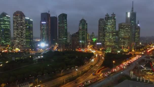 Shanghai Kasım 2015 Taşıma Trafik Akşam Gökdelenler Arasında Karayolu Üzerinde — Stok video