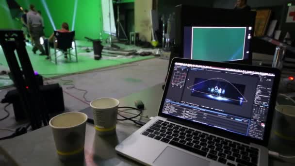 Laptop Com Software Processamento Vídeo Xícaras Café Mesa Estúdio — Vídeo de Stock