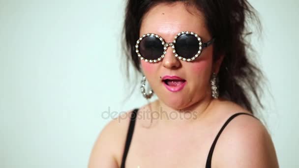 Modelo Menina Cabelos Escuros Óculos Escuros Redondos Mastiga Chiclete Posando — Vídeo de Stock