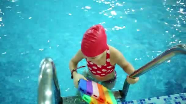 Маленькая Девочка Плавательной Шапочке Плавает Пеной Чистом Бассейне — стоковое видео