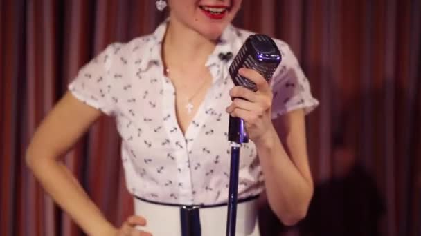 Pecho Brazos Mujer Joven Cantando Micrófono Retro Centrarse Micrófono — Vídeos de Stock