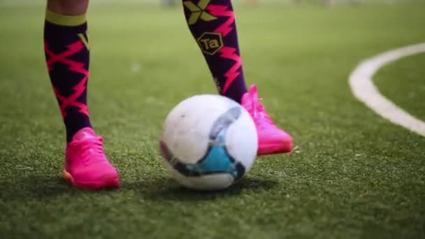 Pés Femininos Tênis Corrida Meias Esportivas Empurrando Bola Campo Verde — Vídeo de Stock