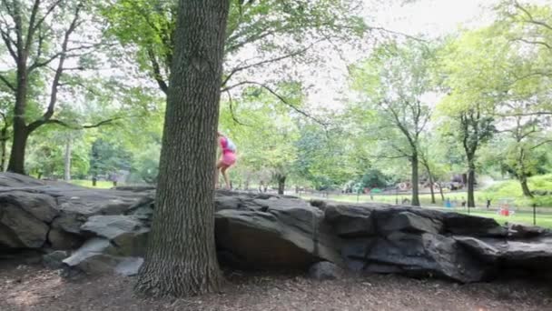 小女孩奔跑和跳跃在岩石石头在公园 — 图库视频影像