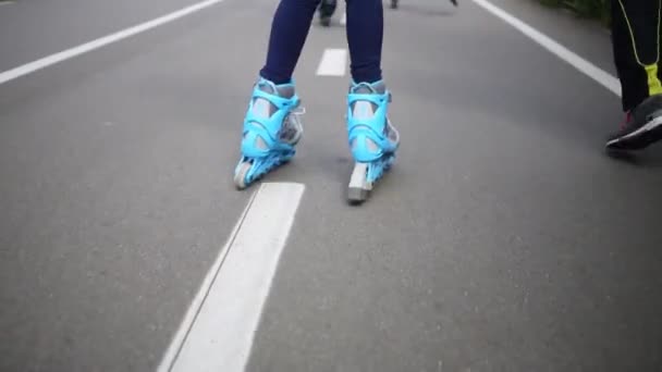 Blue Rollers Menina Andando Longo Caminho Bicicleta Parque Perto — Vídeo de Stock