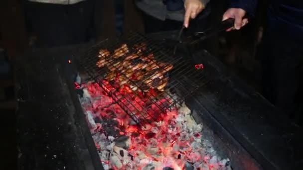 Mani Tenere Carne Alla Griglia Barbecue Sopra Carboni Durante Notte — Video Stock