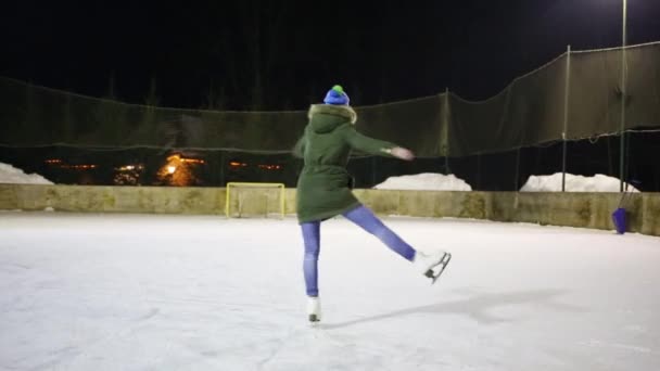 Ragazza Giovanissima Grazioso Vortici Ghiaccio Pista Pattinaggio Inverno Notte — Video Stock