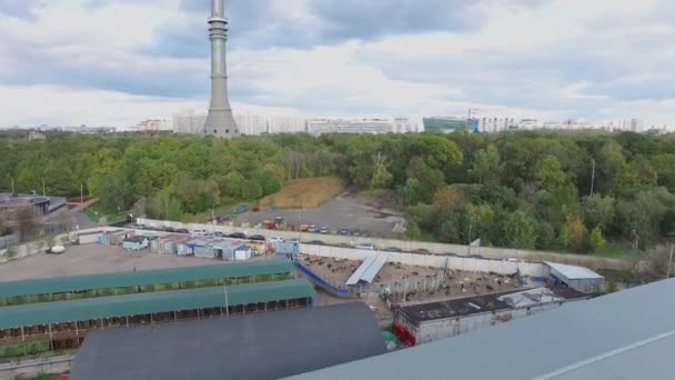 秋の日に Ostankinskaya テレビ塔から遠くない犬亡命 航空写真ビュー — ストック動画