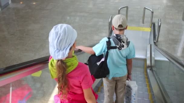 Dos Niños Niño Niña Bajan Por Una Escalera Mecánica — Vídeos de Stock