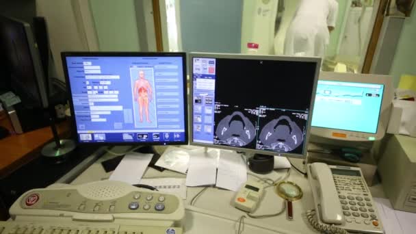 Monitor Zobrazuje Výsledky Tomografie Klinice — Stock video